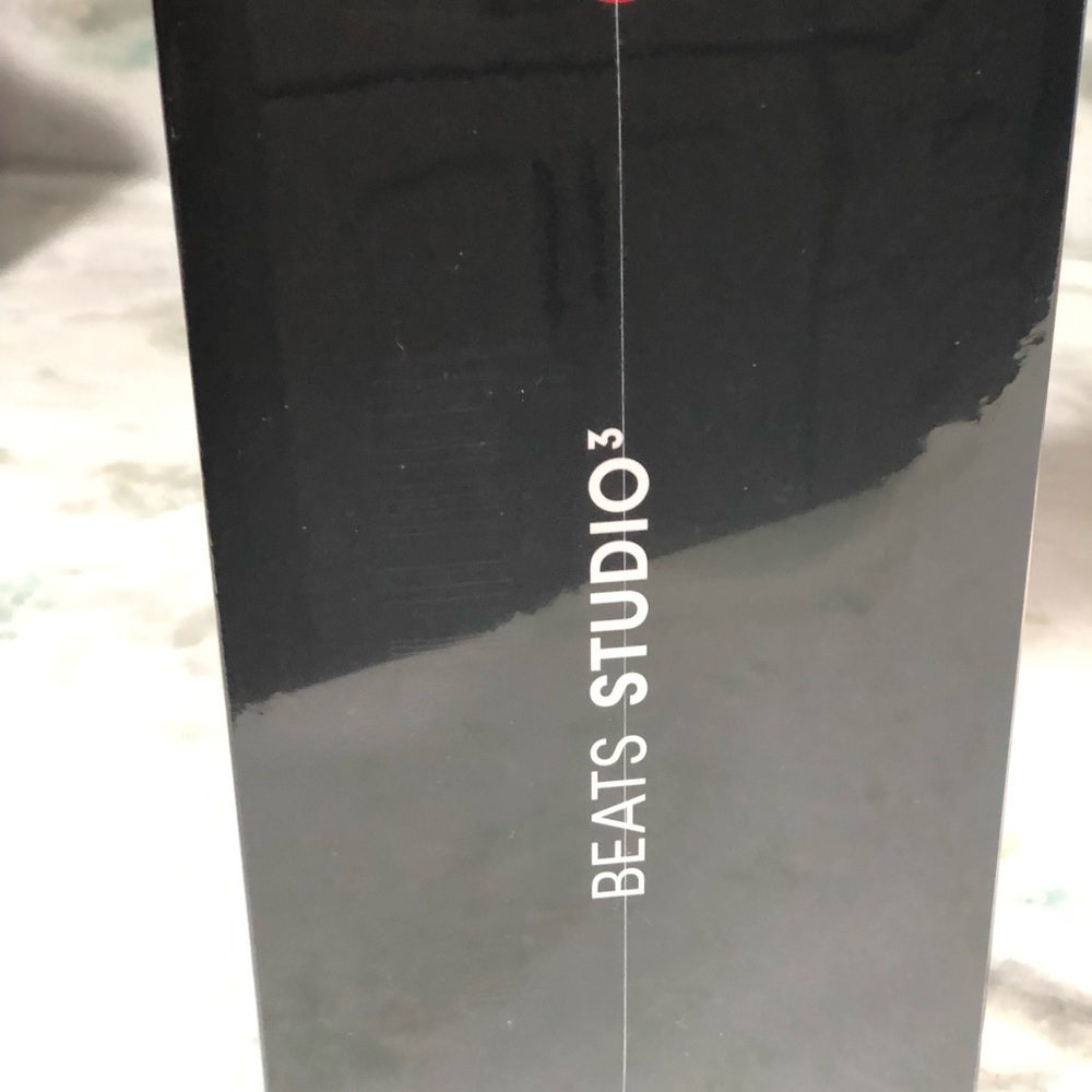 Beats Studio3 Wireless Over-Ear Headphone by Dre